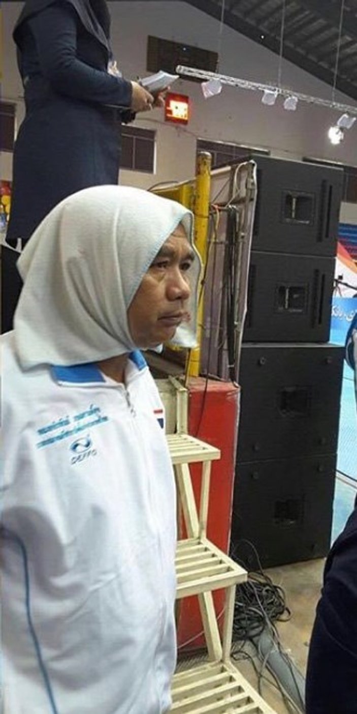 Taylandlı erkek teknik direktör İran'da başörtüsü taktı