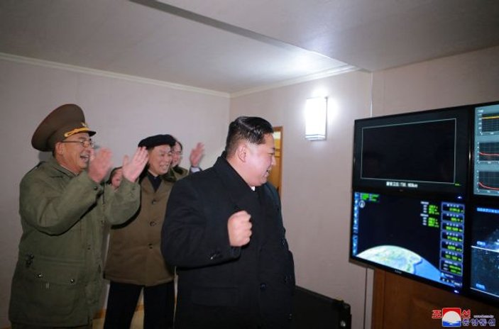 Kuzey Kore liderinin füze sevinci