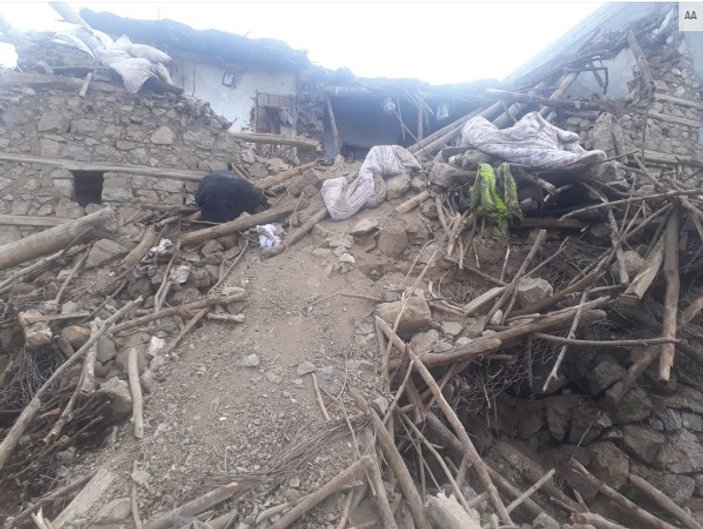 Siirt'te iki katlı kerpiç ev çöktü:  3 ölü, 5 yaralı
