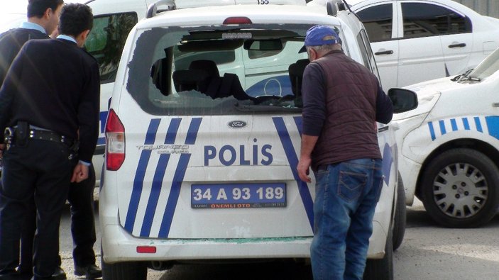 Polis araçlarına taşlı ve sopalı saldırı