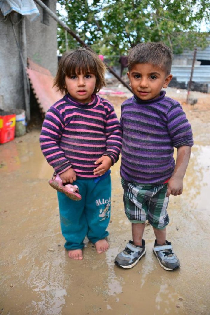 Suriyeli çocuklar her şeye rağmen gülümsüyor