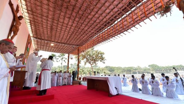 Bangladeş'te Papa'ya yoğun ilgi