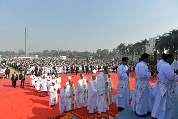 Bangladeş'te Papa'ya yoğun ilgi