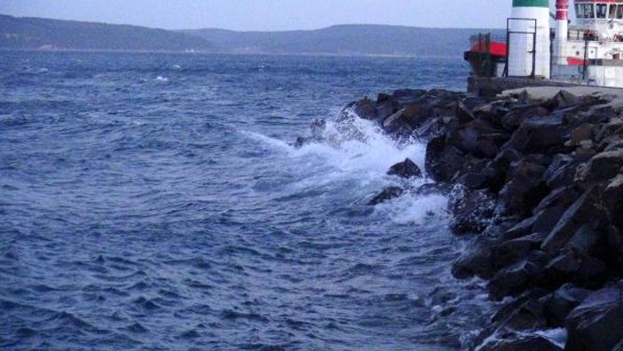 Fırtına nedeniyle Çanakkale'de ada seferleri iptal edildi