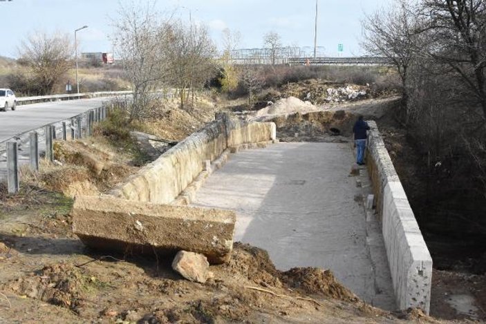 Tesadüfen bulunan tarihi köprü gün yüzüne çıkarıldı