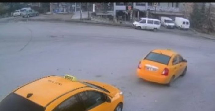 Ankara'da alkollü kadın park halindeki taksiyi kaçırdı