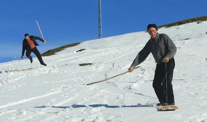 Tahta kayak takımlarıyla snowboard ustalarına taş çıkarıyorlar