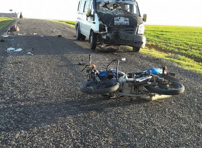 Minibüs ile motosiklet çarpıştı: 1 ölü