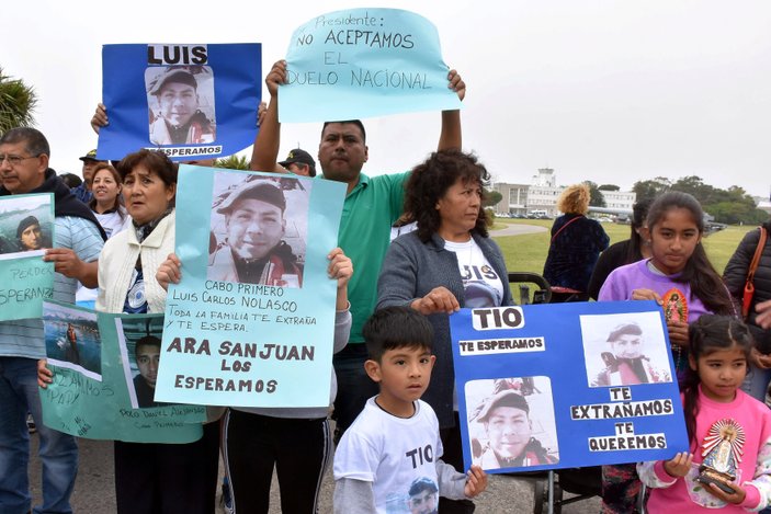 Arjantin'de kayıp denizcilerin yakınlarından protesto