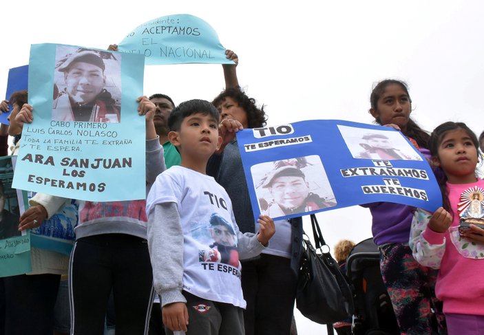 Arjantin'de kayıp denizcilerin yakınlarından protesto