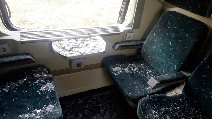 Yolcu treni hafriyat kamyonuyla çarpıştı