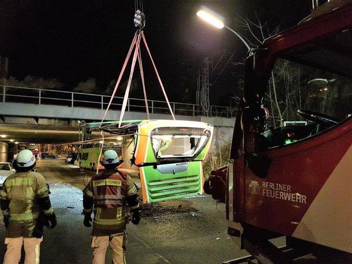 Almanya'da otobüs köprüye çarptı