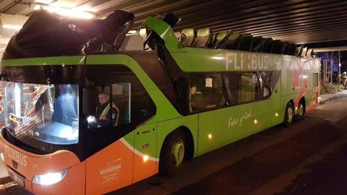 Almanya'da otobüs köprüye çarptı