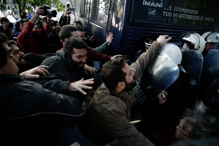 Yunanistan'da kemer sıkma karşıtı gösteri