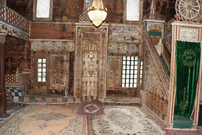 Mihrabında bal olan 4 asırlık cami