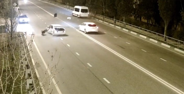 Rusya'da kaza yapan aracın camından fırlayıp yola düştü