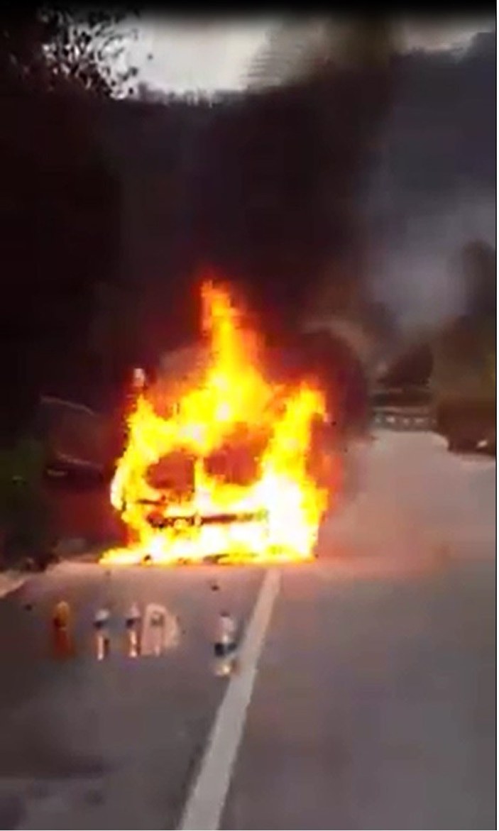 Yalova'da aracı yanan sürücü kendini dışarı zor attı