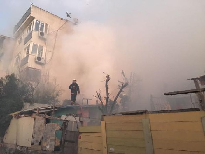 Üsküdar'da gecekonduda yangın