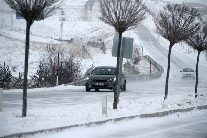 Kar yağışı Sivas'ta ulaşımı aksattı