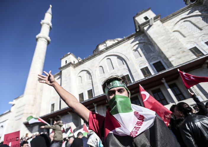 İstanbul'da on binlerce kişi Kudüs için Fatih Camii'nde