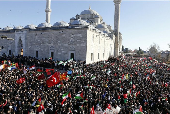 İstanbul'da on binlerce kişi Kudüs için Fatih Camii'nde
