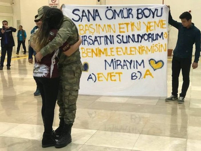 Askerlik dönüşü havalimanında evlenme teklif etti