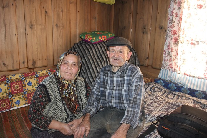 Yaşlı çift kara kışta bile köylerinden ayrılmıyor