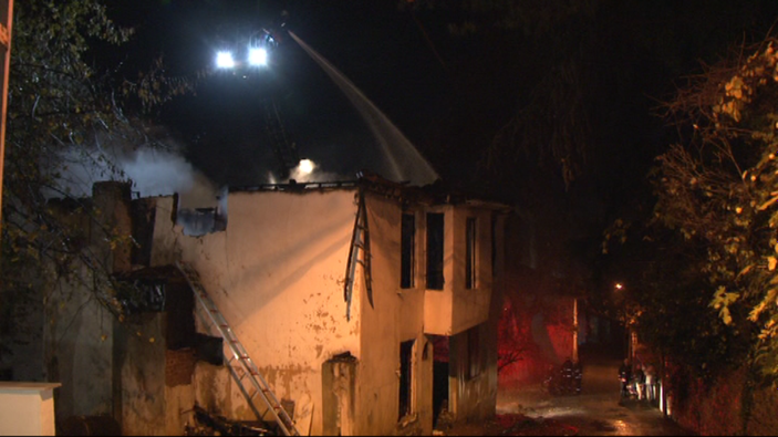 Kartal'da metruk bina yandı