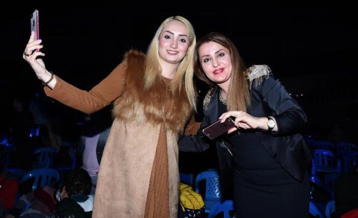 İran'a girişi yasaklanan Moein Van'da konser verdi