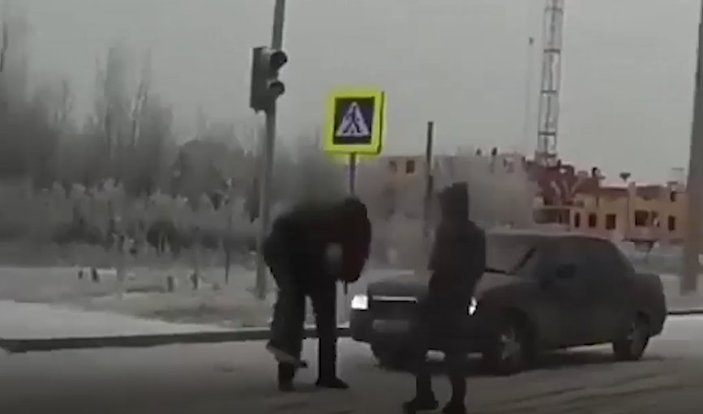 Rusya'da trafikte kadını tartaklayan adama dayak