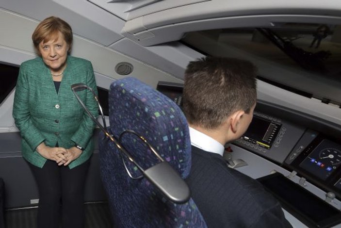 Açılışına Merkel'in katıldığı hızlı tren yolda kaldı
