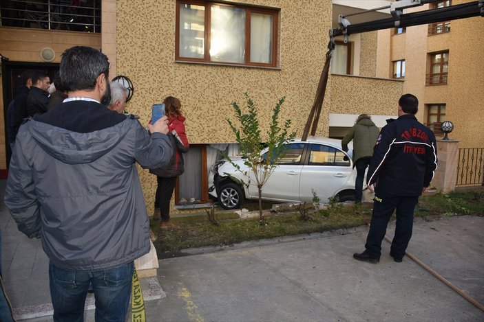 Trabzon'da minibüsün çarptığı otomobil daireye girdi