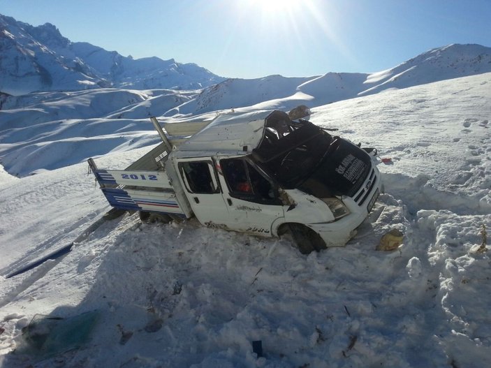 Hakkari'de kamyonet şarampole yuvarlandı: 2 yaralı