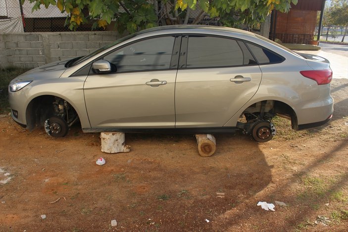 Adana'da park edilen otomobilin lastikleri çalındı