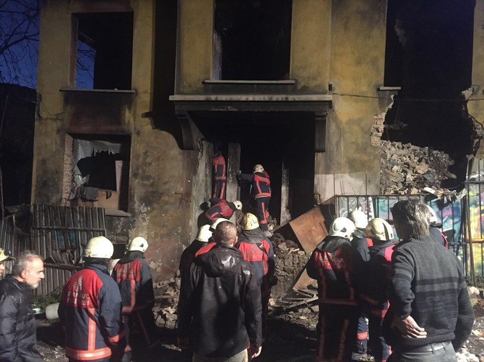 Beyoğlu'nda metruk binada çökme: 1 ölü