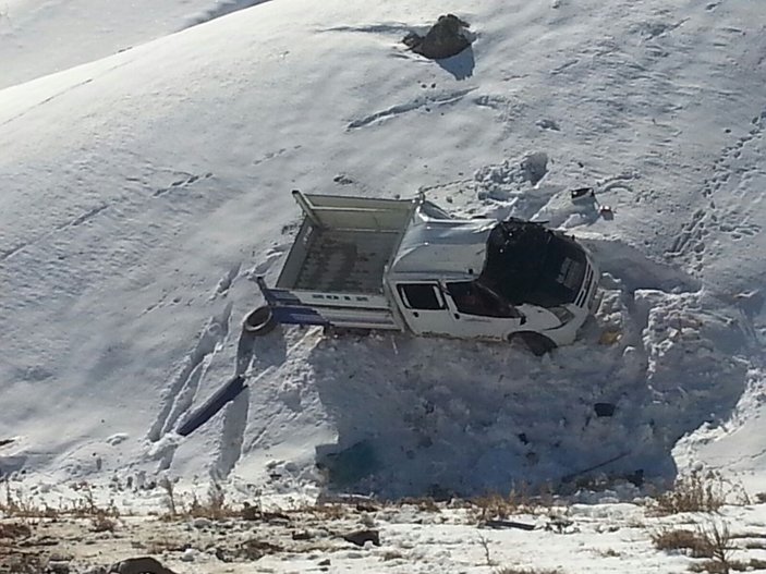 Hakkari'de kamyonet şarampole yuvarlandı: 2 yaralı