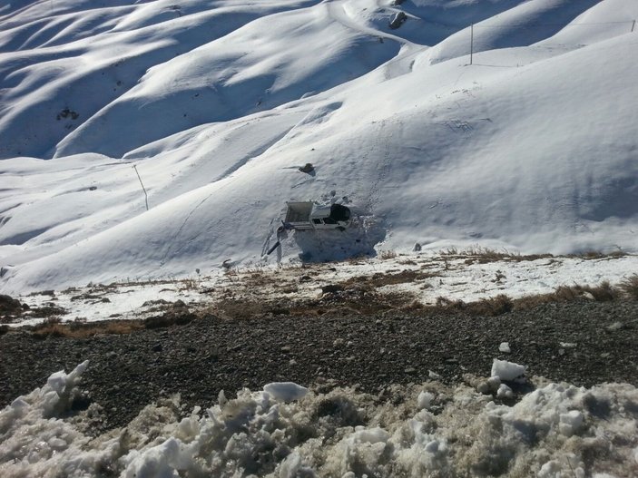 Hakkari'de kamyonet şarampole yuvarlandı: 2 yaralı