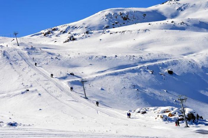 Hakkari dağlarında kayak ve snowboard gösterisi