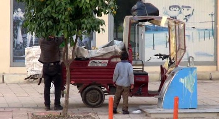 Yer altı konteynerinden oğluna atık toplattı