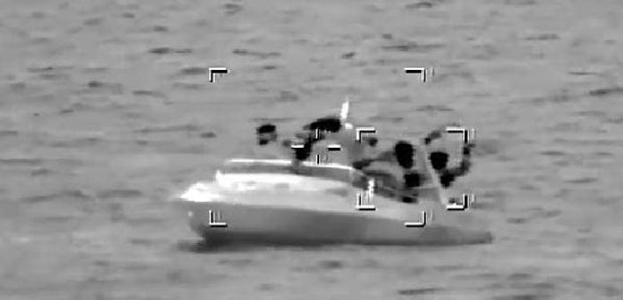 Sürat teknesindeki kaçakları sahil güvenlik kurtardı
