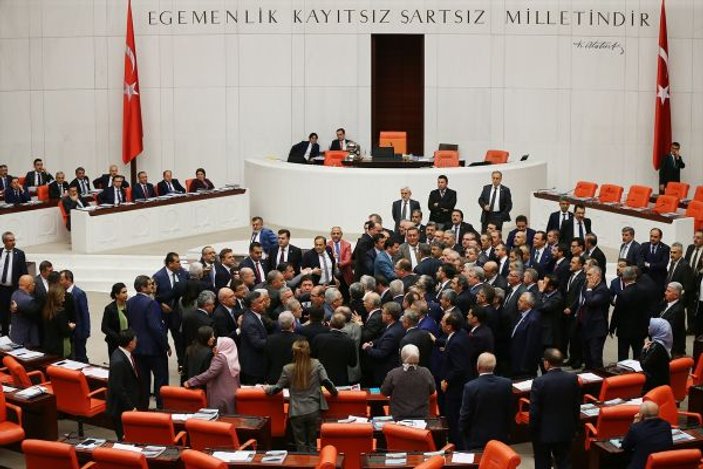 Meclis'te milletvekilleri birbirine girdi