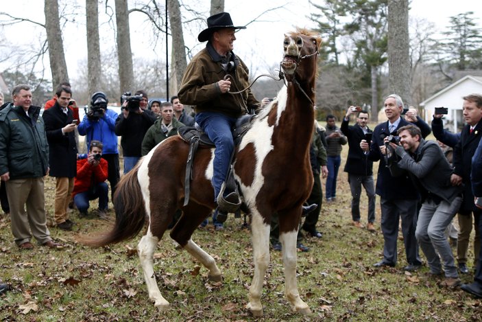 Alabama'da oy kullanmaya atı ile giden aday