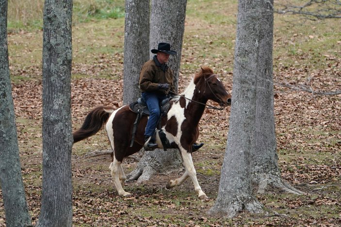 Alabama'da oy kullanmaya atı ile giden aday