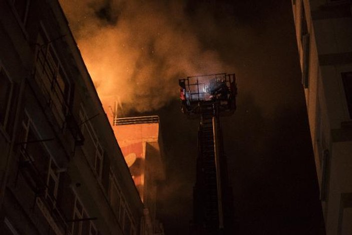 Şişli'de 5 katlı binada yangın
