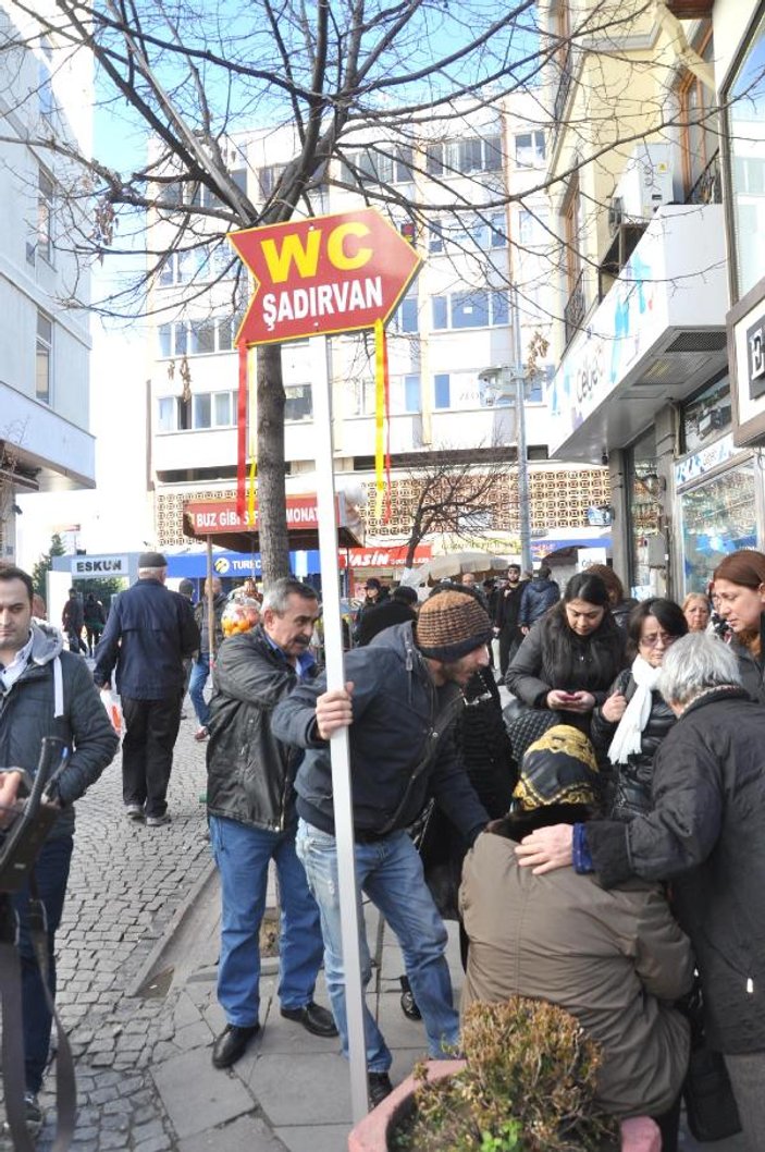 Sevdiği kız için hergün 'WC-Şadırvan' tabelasını tutuyor