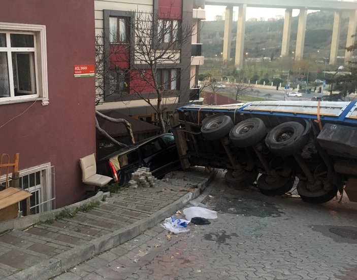 Freni boşalan tır, 6 araca zarar verdi