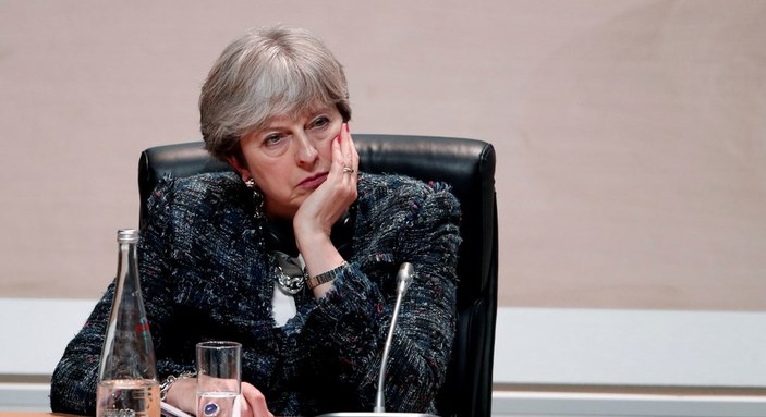 Theresa May kendi milletvekillerinin oylarıyla yenildi