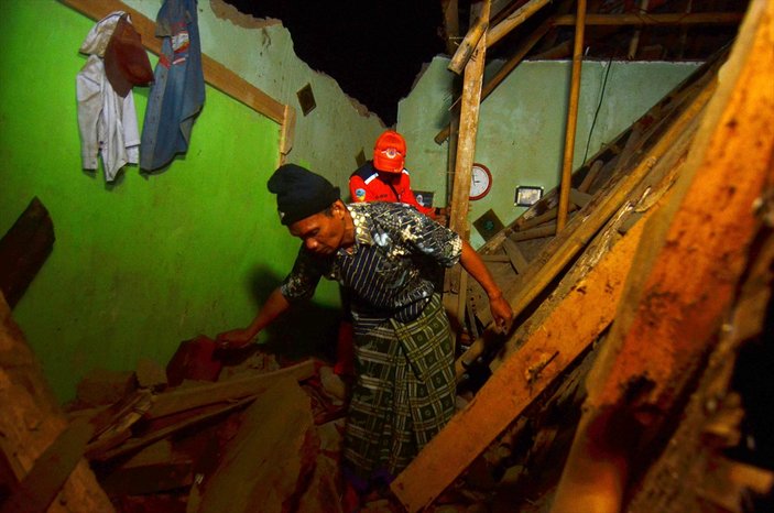 Endonezya'daki depremde 2 kişi hayatını kaybetti
