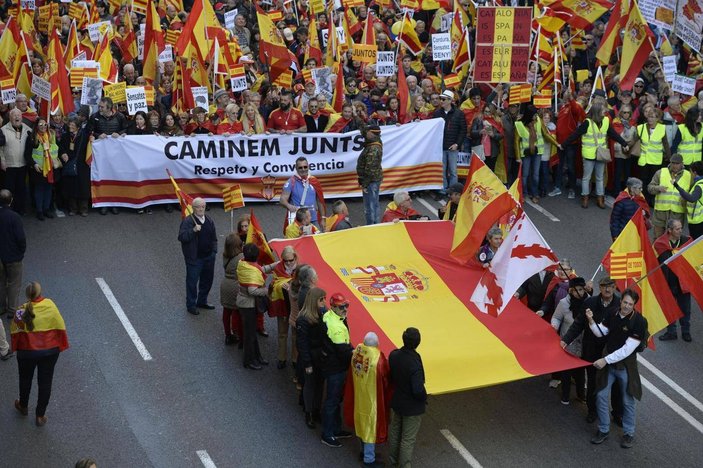 Katalanlar İspanyol bayraklı askı takan adamı öldürdü