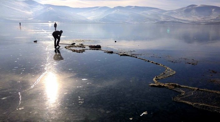 Buz tutan Çıldır Gölü'nde Eskimo usulü balık avladılar